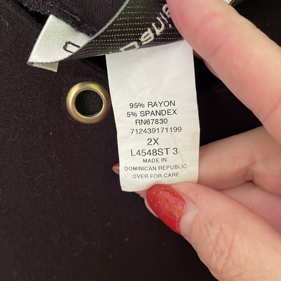 Hi low hem black top. EUC - Picture 5 of 6